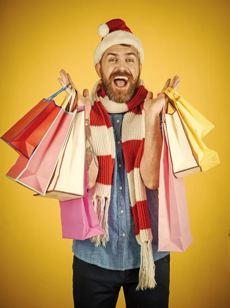 Navidad hombre mantenga bolsas de compras sobre fondo amarillo —  Fotos de Stock