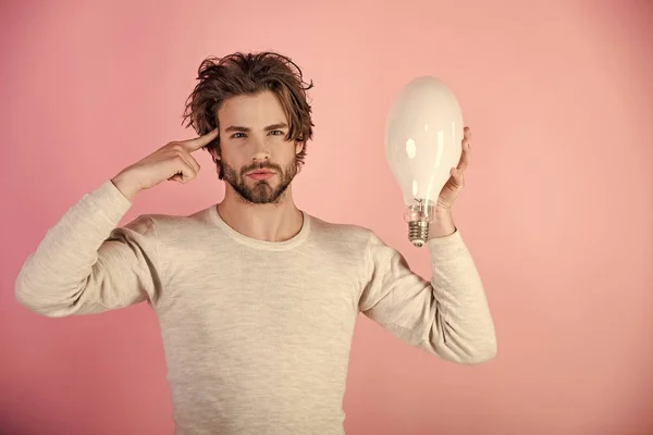 Tipo reflexivo tiene una idea sobre fondo rosa, mañana . — Foto de Stock