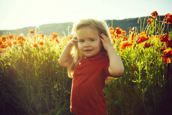 Criança Sorrindo Menino Com Longos Cabelos Loiros Camisa Vermelha Campo — Fotografia de Stock