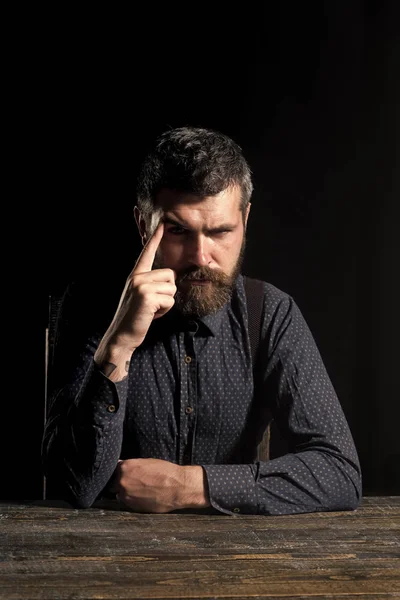 Homem ou homem de negócios de camisa com barba no rosto sério — Fotografia de Stock