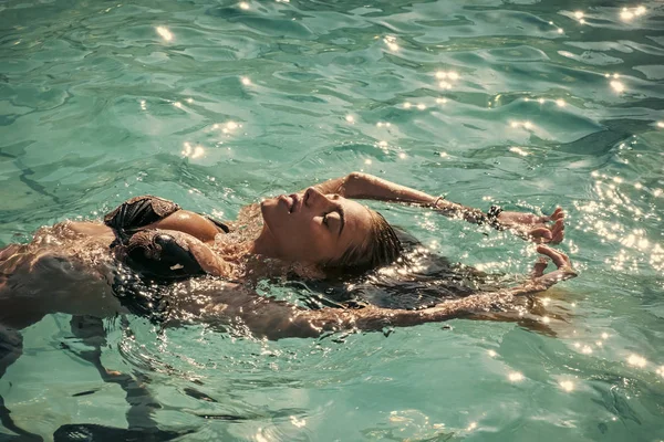 Maldivas o Miami Beach. La belleza de la mujer es hidratada en el baño. Vacaciones de verano y viajes al océano. Relájese en la piscina spa, refresco y cuidado de la piel. Mujer sexy en el mar Caribe en Bahamas . —  Fotos de Stock