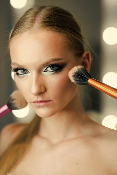 Meisje make-up gezicht met poeder borstels in de schoonheidssalon. Meisje huid, huidverzorging, cosmetica. — Stockfoto