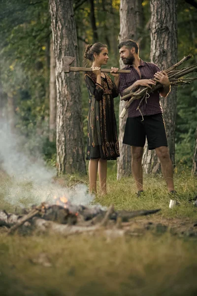 Пара туристов разжигают костёр в лесу — стоковое фото
