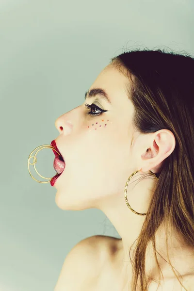 Mujer tiene el pelo largo con estilo en pendientes —  Fotos de Stock