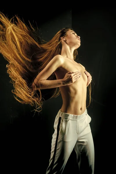 長い健康的な髪と裸の胸を持つ女性 — ストック写真