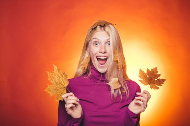 Sonbahar ruh sahip moda mevsimlik giysiler giyen çekici sürpriz kadın. İç çamaşırı sonbahar indirimler. Bayan Külot satışı. Şehvetli sarışın ile oynarken bırakır.