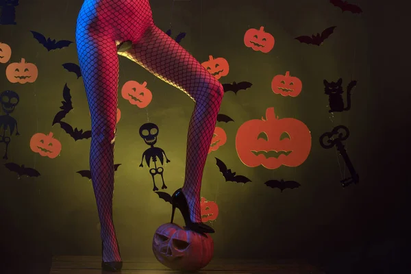 Vchod je omezena na diskotéku, styl oblékání. Sexy Halloween party. Zenske sexuální prádlo. Žena v sexy kalhotky spodní prádlo a Erotické prádlo. Koncept Halloween s sexy čarodějnice. — Stock fotografie