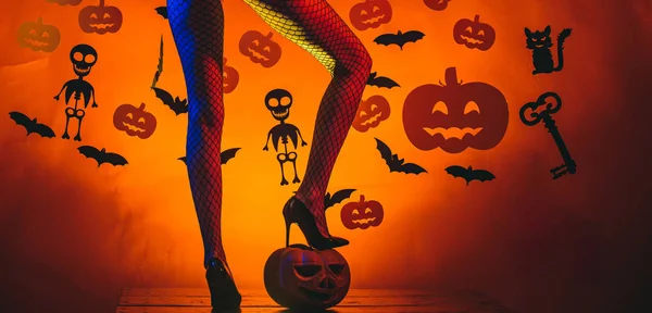 La entrada está limitada a discoteca, código de vestimenta. Jovencita sexy en la fiesta de Halloween. Lencería sexual para mujeres. Mujer en ropa interior sexy bragas y lencería erótica. Concepto de Halloween con brujas sexy . — Foto de Stock