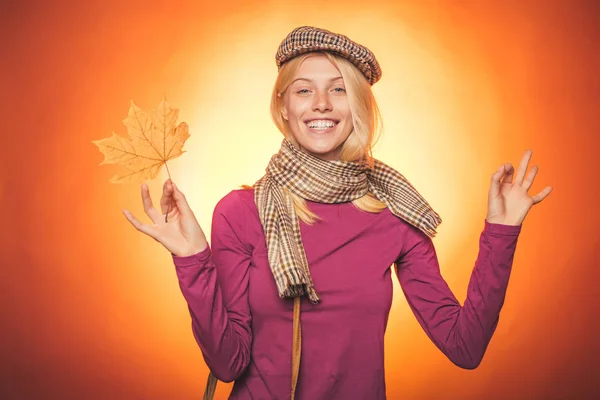Őszi lány készül az őszi eladó. Boldog fiatal nő készül az őszi napsütésben. Tartó arany levél őszi női. Divat lány. — Stock Fotó