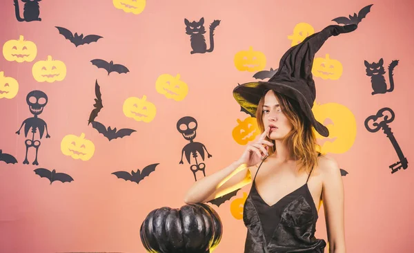 Halloween heks met een gesneden pompoen en magische lichten in een donker bos. Halloween feestje. Sexy modellen poseren op Halloween achtergrond. Gelukkige Halloween Citaten voor Spooky Fun. Snoep of je leven. — Stockfoto