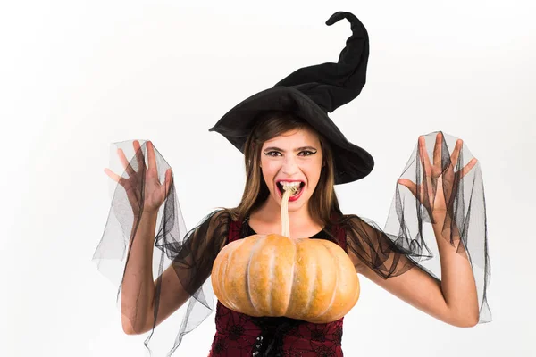 Mujeres jóvenes emocionales en trajes de Halloween en la fiesta sobre fondo blanco con calabaza. Diseño de arte fiesta de Halloween. Mujer de Halloween con cara de scery . —  Fotos de Stock