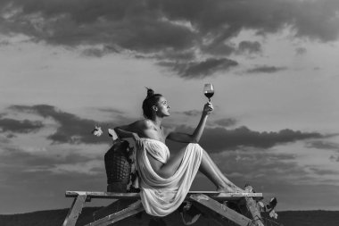 şarap ile güzel kız