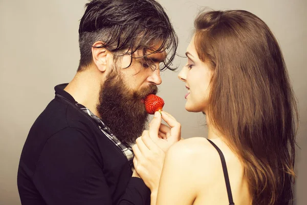 Sexy casal comer vermelho morango — Fotografia de Stock