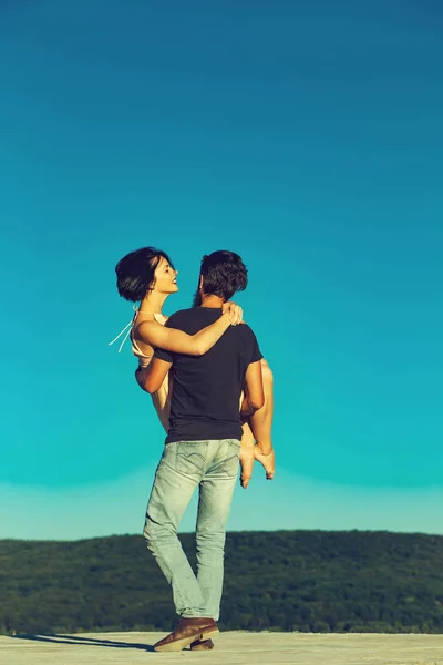 Jovem casal no céu azul — Fotografia de Stock