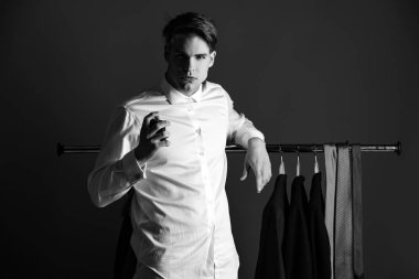 traş yüzü olan adam tutun parfüm şişesi