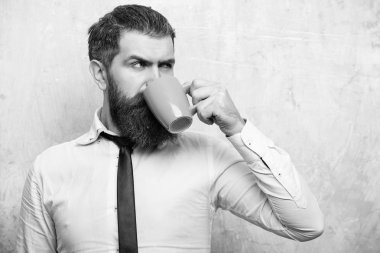 ciddi bir yüz kahve fincan çay içmek adamla sakallı