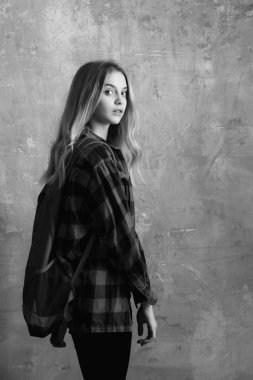 sırt çantasında şık Kırmızı kareli gömlek ile güzel kız