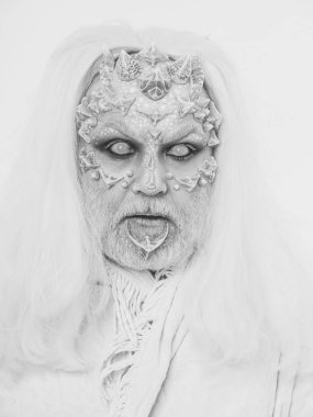 Uzun gümüş saçlı Sihirbazı