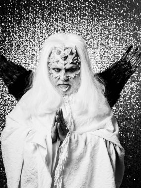 Beyaz kumaş şeytana