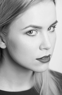 Kırmızı dudaklar ve şirin yüzüne profesyonel makyaj ile kız