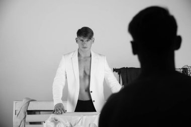 Adam beyaz ceket ayakta panosu kas gövde ile