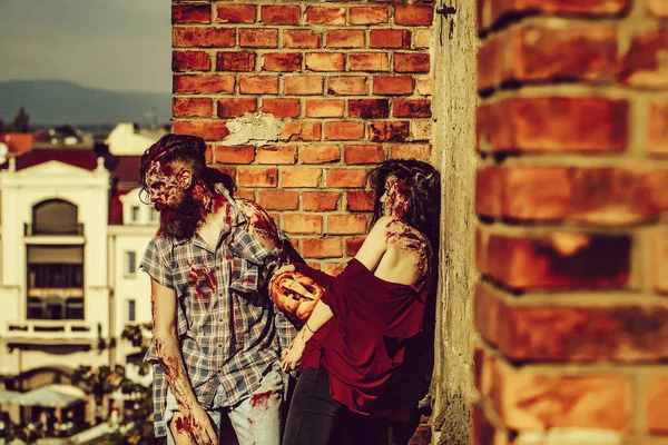 Halloween Pareja Zombie Hombre Barbudo Hipster Soldado Guerra Sangrienta Mujer — Foto de Stock