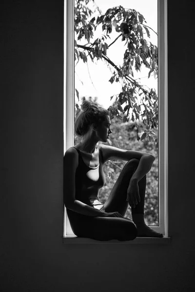 Mulher desportiva muito sexy na janela — Fotografia de Stock