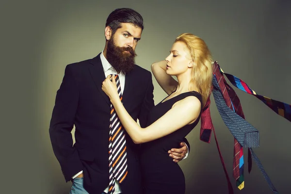 Молодая пара с галстуком — стоковое фото