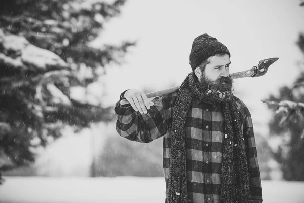 Sakallı Noel adam kış ormanda balta tutun — Stok fotoğraf