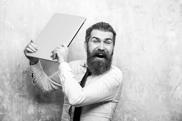 Hombre o hipster con barba larga mantenga portátil, exceso de trabajo —  Fotos de Stock