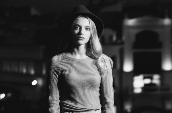 Girl with hat in profile against night city background — Stock Photo, Image