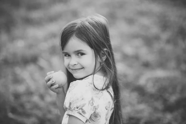 Kind glimlach met groene appel fruit op natuur, voedsel — Stockfoto
