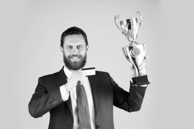 mutlu işadamı, adam altın şampiyon kupa ve kredi kartı