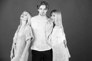 adam iki güzel kızlar şık kazak sarılma