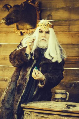 Taş ve kolye hipnoz için eski Sihirbazı