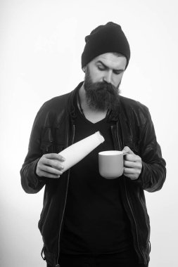 Hipster yoğurt ve kupa ile şapkalı.