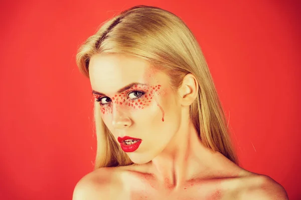 Schönheit und Mode, Frau mit modischem Make-up auf rotem Hintergrund — Stockfoto