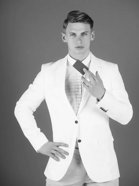 Biznesmen pozowanie w białą kurtkę, koszulę i spodnie — Zdjęcie stockowe