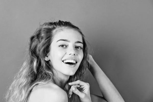 Sorrindo mulher bonito com dentes saudáveis e loiro, cabelo longo — Fotografia de Stock