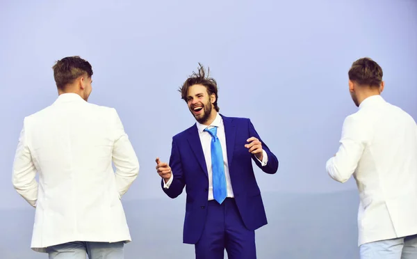 Gente de hombre joven, hombre de negocios y chicos en el cielo azul —  Fotos de Stock