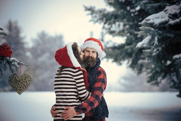 Vánoční pár šťastný muž a žena. — Stock fotografie