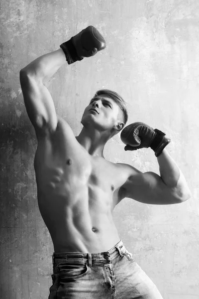 男は、ボクサー、赤いボクシング グローブでポーズ — ストック写真