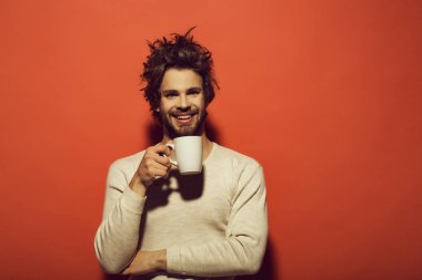 çay veya kahve ile mutlu adam