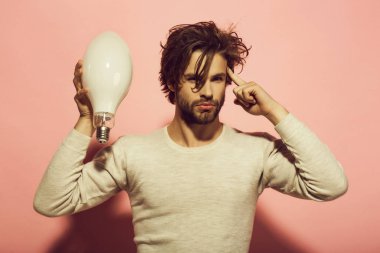 Genç adam bir fikrim var.