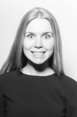 Mutlu yüz beyaz dişler ile gülümseyen kadın