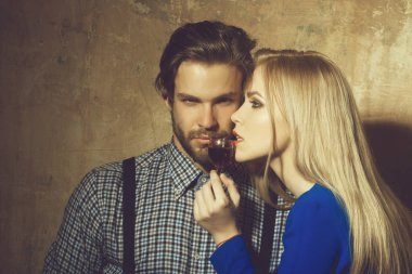 Sevgiliyi kırmızı likör bardak ile poz