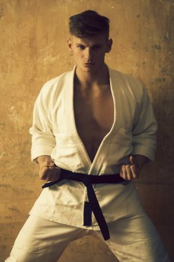 karate ya da aikido adam beyaz kimono, kara kuşak eğitimi