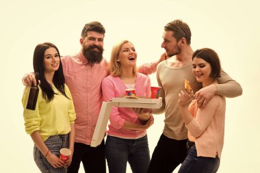 Gençlik içecekler ve pizza ile kutlamak, birlikte, konuşma vakit. Öğrenciler pizza partisi konsepti. Öğrenciler, mutlu arkadaşları, arkadaşları ile öğretmen kutlamak, eğlenmek, arka plan beyaz Grup.