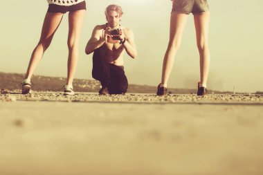 Yakışıklı kaslı elinde retro kamera ile