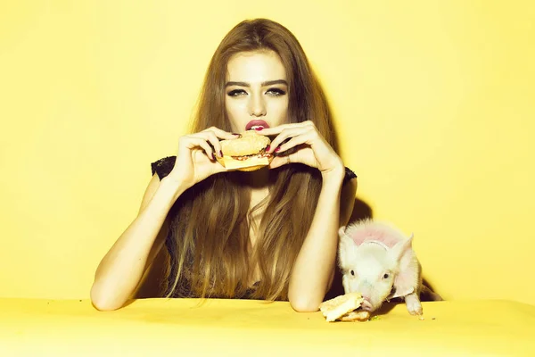 Girl pig and burger — Stock Photo, Image